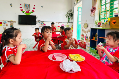 Công tác tổ chức nuôi ăn bán trú – chăm lo từng bữa ăn, giấc ngủ cho trẻ tại trường Mầm non Xuân Châu